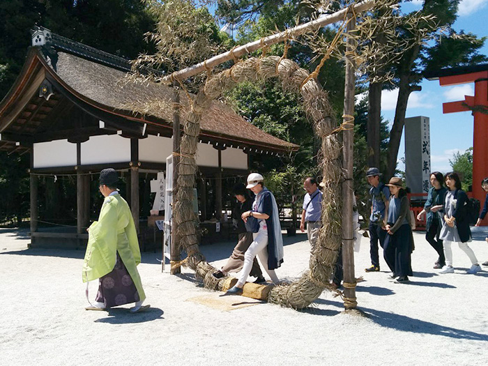 神職さんと茅の輪をくぐって厄除け