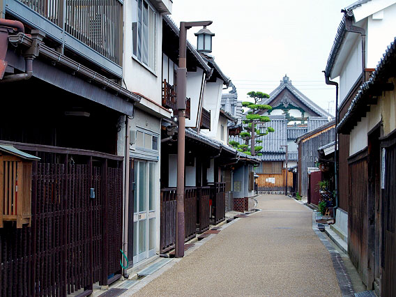 【今井町】江戸時代の町並みが残る奇跡！建築史家と、中世からの環濠集落へ～要塞のような町家！？豪商建築が密集する、濠に囲まれた大和一の自治都市～