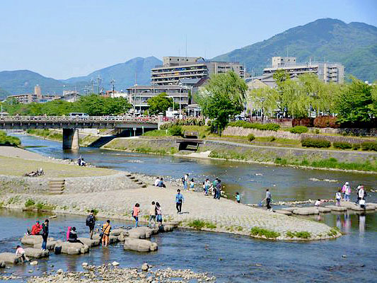 【鴨川】水文化研究家とめぐる京の水、鴨川沿いを南へ～水の神様、名水、食文化…水が分かれば、京都が分かる～