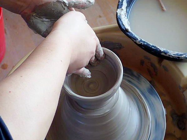 【清水焼】ロクロ使って釉薬選んで☆あなた好みのマイ清水焼づくり～新鋭の女性陶芸家がレクチャー、老舗の窯元めぐり付き～