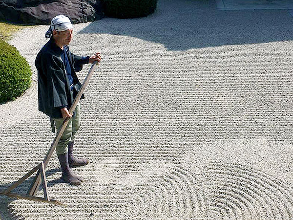 【くろ谷】御用庭師と巡る秋の金戒光明寺、通常非公開の大方丈・庭園を拝見～枯山水の砂紋引、剪定実演、名庭の美を紡ぐ技と心に迫る～
