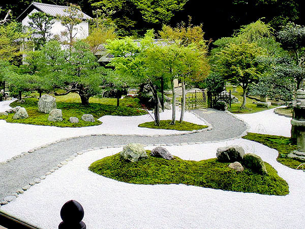 【くろ谷】御用庭師と巡る金戒光明寺、通常非公開の大方丈・庭園を拝見 ～枯山水の砂紋引・葉むしり・剪定…名庭の美を紡ぐ庭師の技を実演～