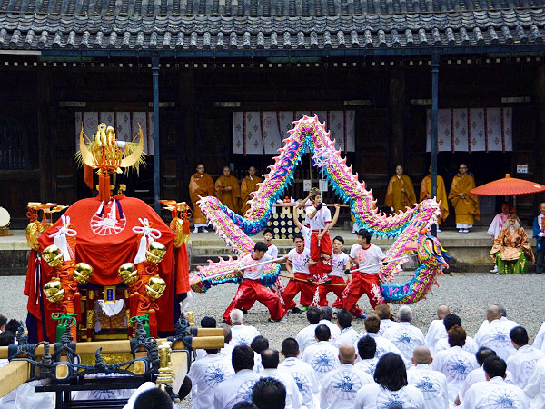 【瀧尾神社】泉涌寺へ神輿突入、僧侶が読経！神仏習合の神幸祭を追う～龍が舞い剣鉾が鳴る、ダイナミックでエンターテイメントな祭り～
