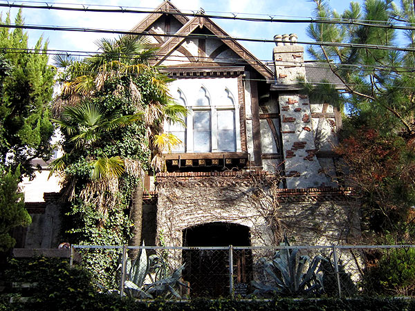 【工房チェリ】300年前の豪華客船の内装、英国チューダー様式の洋館を拝見～漆芸作家が憧れた夢、世界でも珍しい金唐革とステンドグラスの工房へ～