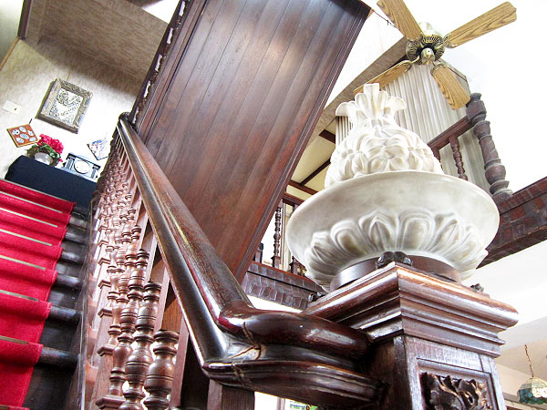 【工房チェリ】300年前の豪華客船の内装、英国チューダー様式の洋館を拝見～漆芸作家が憧れた夢、世界でも珍しい金唐革とステンドグラスの工房へ～