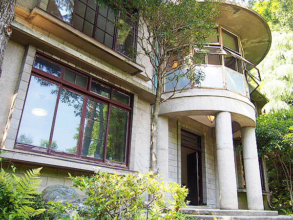 【栗原邸】モダニズム建築のパイオニア！建築史家と、通常非公開の栗原邸へ～セセッション調度品、最先端の特殊コンクリート、遊び心溢れるモダン住宅～
