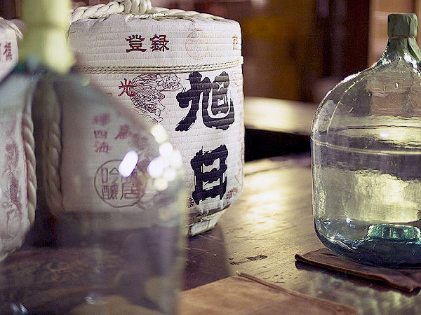 【近江・藤居本家】七代目当主＆利酒師と酒蔵拝見、湖国の食と美酒を堪能する～琵琶湖八珍・鮒寿司・幻の滋賀酒・レアもの古酒…宮中に献酒する老舗蔵へ～