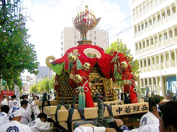 【西院春日祭】2基のジャンボ神輿“巴廻り”を拝見！洛外屈指の豪農集落へ～絢爛な剣鉾が鳴り響く！巨大な祭りを支えた、西院三千石の誇りと暮らし～