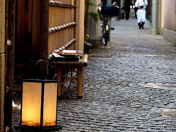 【神楽坂】伝統とモダンが交わる坂の街、地元の人が通う名店食べ歩き～花柳界が息づく大人の粋、袖すりあうような路地裏さんぽ～