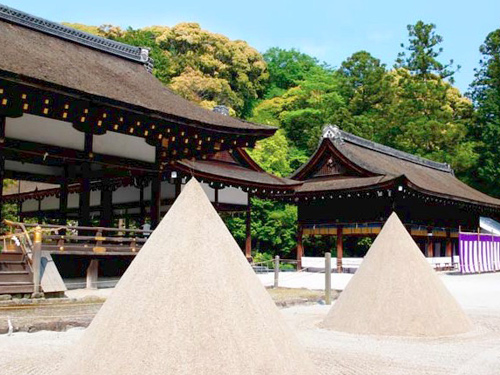 【上賀茂神社】賀茂氏の末裔・藤木神職と巡る、賀茂別雷神社のパワースポット～立砂、岩上、陰陽石…結界を越えて本殿特別参拝、ちゃんぽん神楽を拝見～