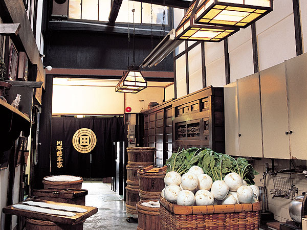 【川勝總本家】四代目若主人がご案内、京漬物の老舗「千枚漬」仕込みの現場へ～「千枚ほどに」削るがごとく！できたての樽出し千枚漬をいただく～