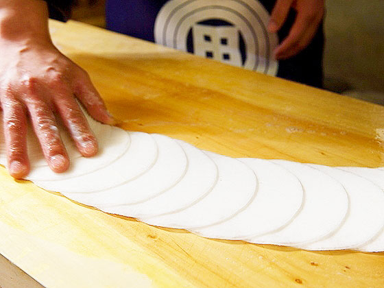 【川勝總本家】四代目若主人がご案内、京漬物の老舗「千枚漬」仕込みの現場へ～「千枚ほどに」削るがごとく！できたての樽出し千枚漬をいただく～