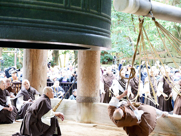 【知恩院】除夜の鐘、試し撞きを拝見！僧侶といく、非公開の経蔵から大方丈へ～金碧の狩野派絵画が荘厳する洛中随一の名書院、日本最大級の巨鐘が響く～