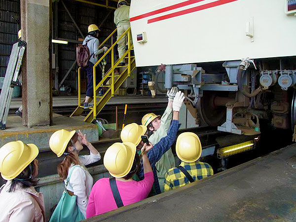 【叡電】貸切電車で修学院車庫へGO！えいでん鉄道部と、車庫探検＆叡山本線の旅～乗ったまま洗車体験！整備士気分で車両床下から屋根上、レトロな駅舎まで～