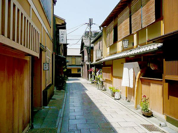 【祇園町】タモリさんを案内したガイドと、日本一の花街・祇園町へ～“京都らしさ”は作られた！？京都高低差崖会と辿る、プロジェクト祇園町～