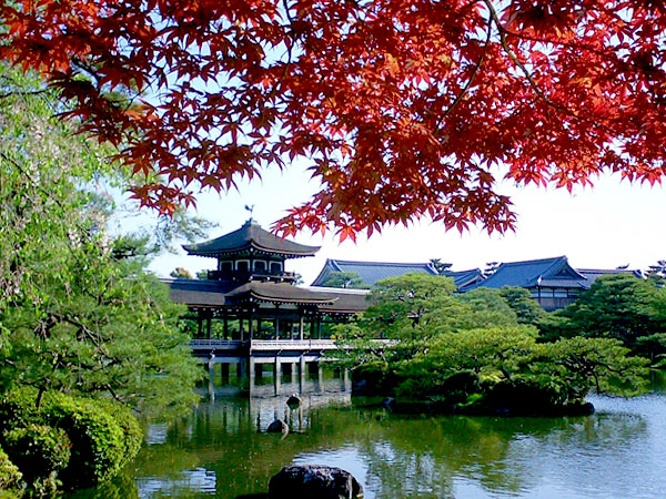 【平安神宮】造園家と宮司がWガイド、紅葉の平安神宮オモテもウラもご案内～七代目小川治兵衛3つの神苑、尚美館、泰平閣、非公開エリアまで～