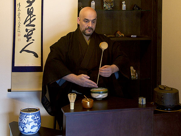 【茶の湯】裏千家教授ランディー・チャネル宗榮と、気軽に茶の湯入門～ランディープロデュースの町家喫茶「らん布袋」で、お道具拝見＆お点前体験～