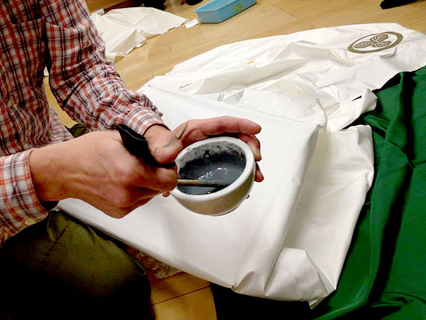 【西洞院】染め職人たちを工房に訪ねて、西洞院川に育まれた京友禅のまちへ～黒染・紋章・印染、染織家たちが暮らす本能学区をめぐる～