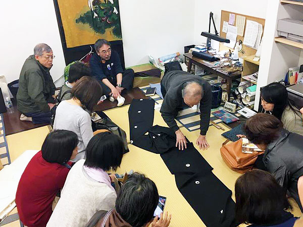 【西洞院】染め職人たちを工房に訪ねて、西洞院川に育まれた京友禅のまちへ～黒染・紋章・印染、染織家たちが暮らす本能学区をめぐる～