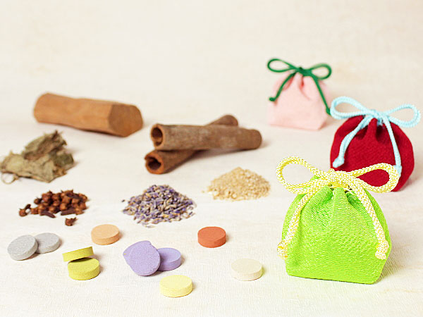 【香老舗 松栄堂】創業300年、香づくりの現場「香房」に職人さんを訪ねて～熟練の手わざを拝見！京都“香百般”の文化、匂い香づくりに挑戦しよう～