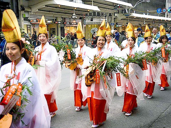 【祇園えびす】七福神を乗せた「えびす船巡行」と、粟田神社の「出世えびす祭」へ～福娘が福笹くばって練り歩く！恵美須神像の特別公開、新春吉例「三社詣」まで～