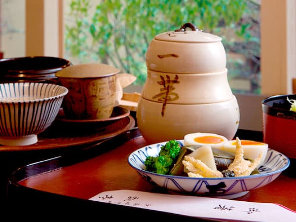 【京の朝】瓢亭の鶉粥から、朝日にきらめく無鄰菴・金地院庭園めぐり～南禅寺御用庭師と、名庭の美を紡ぐ技と心に迫る～