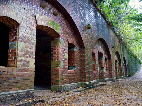 【友ヶ島】幻想の無人島・ラピュタの世界！森に覆われた陸軍要塞の廃墟へ～地下迷宮の弾薬庫、日本兵駐屯の痕跡、地図から消された大阪湾防衛の塞～