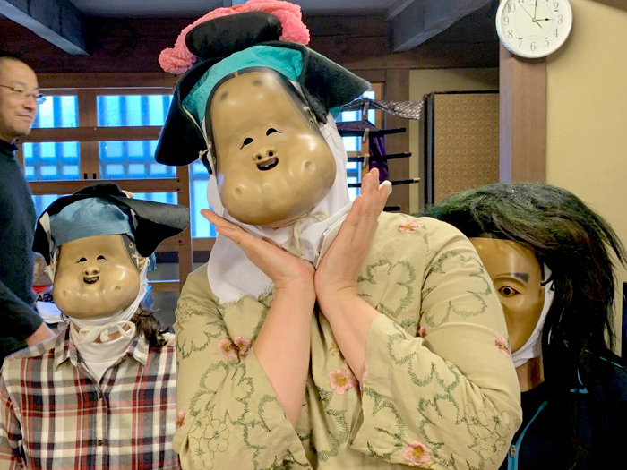 お面をかぶって念仏狂言を体験。