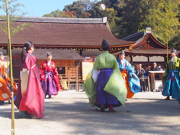 【上賀茂神社】蹴鞠の妙技をたっぷり拝見、紀元祭で賑わう上賀茂神社へ～華やぐ鞠装束、精霊の名を呼ぶ不思議な掛け声、社家町からご利益巡りまで～