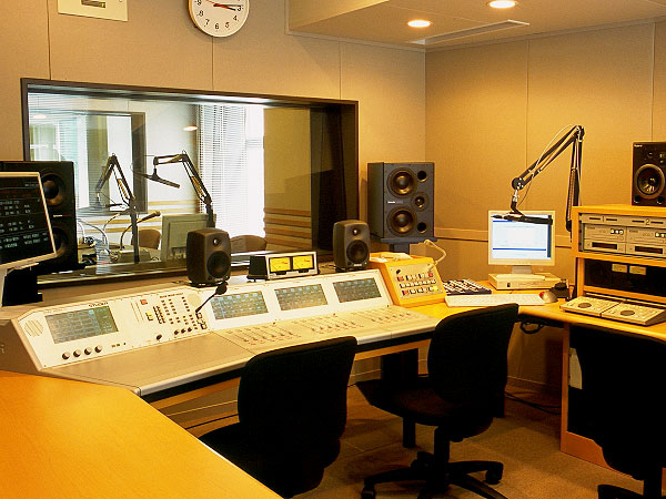 【α-STATION】DJ後藤晃宏の「RADIANT_MORNING」生放送中のスタジオへ～ラジオ局の裏側探検！コントロールルームからDJ収録体験まで～: