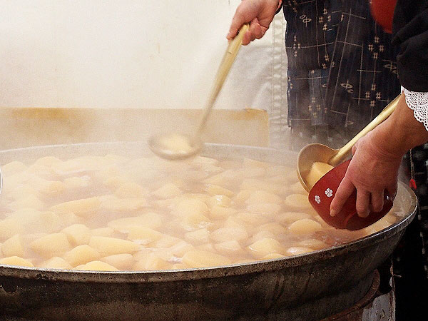 【大原三千院】幸せを呼ぶ初午大根焚き！大原の里、初春の風物詩～国宝阿弥陀三尊を拝観、里で採れた特別祈祷のアツアツ大根～