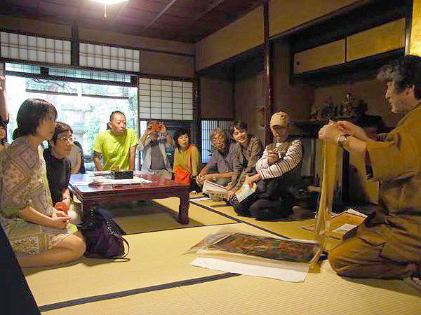 【千両ヶ辻】西陣・商家内部を訪ねて、光琳「紅白梅図屏風」の謎を解く ～元生糸問屋専務とめぐる千両ヶ辻、金箔と手描き友禅の技を拝見～