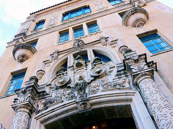 【東華菜館】建築探偵と巡るレトロ建築、ヴォーリズの名作を開店前にじっくり拝見 ～圧巻のスパニッシュバロック！日本最古のエレベーター、屋上の塔まで～