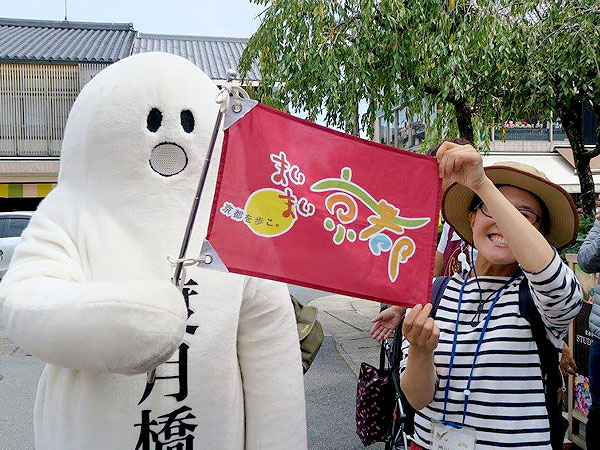 【嵐山】名物副会長・石川さんと、嵐山商店街おもしろ名店珍道中～月橋渡くんがお出迎え！桜餅にコロッケ♪名物食べ呑み、工房見学まで～