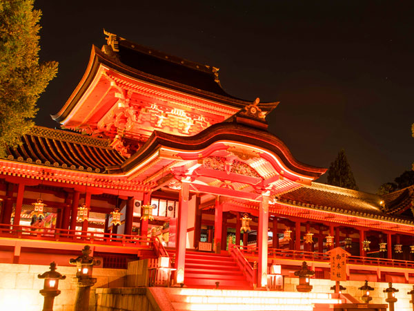 【石清水八幡宮】一夜限り桜花の夜会、神職といく特別貸切参拝～光に包まれる圧巻の極彩色社殿、非公開の本殿・書院・社宝を拝見～