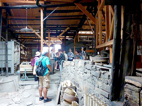 【五条坂】京都最大「藤平登り窯」特別探検！老舗陶器屋主人と清水焼のまちへ～路地奥の職人長屋から陶器神社、陶工たちが暮らす五条坂を巡る～