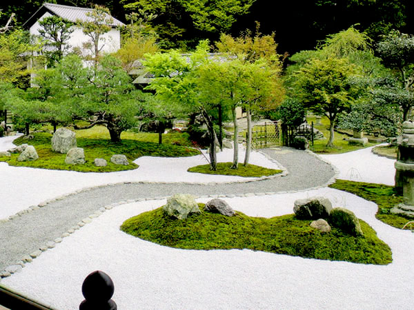 【くろ谷】御用庭師と巡る秋の金戒光明寺、通常非公開の大方丈・庭園を拝見～枯山水の砂紋引、剪定実演、名庭の美を紡ぐ技と心に迫る～