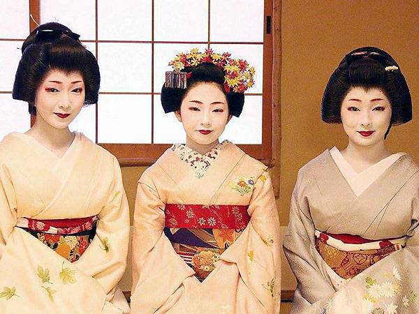 【左阿彌】芸妓さん舞妓さんとお座敷遊び入門、花街の達人のレクチャー付き～江戸時代から続く京都きっての名料亭へ、春に華やぐ高台の遊興地～