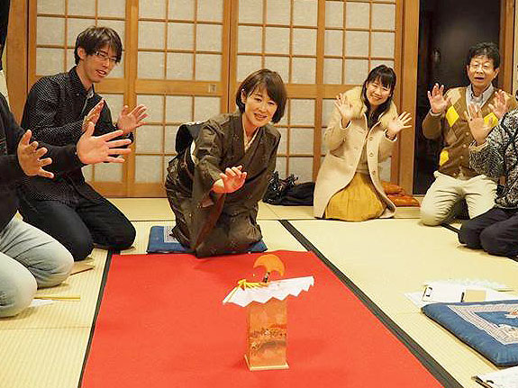 【京扇子】扇屋女将と投扇興・ミニ茶席、扇子のたしなみ指南付き～五条寺町は扇発祥の地！？京町家の暮らしと京扇子～