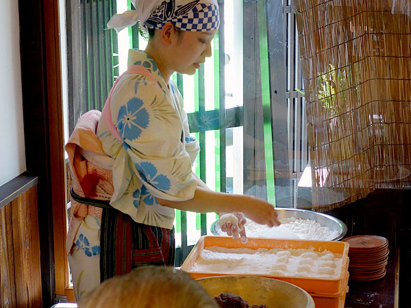 【八幡】若女将がつくる☆春の走井餅茶会！八幡珍スポットめぐり～ギリシャ神殿風の飛行神社、エジソン通り、落書き大歓迎のお寺～