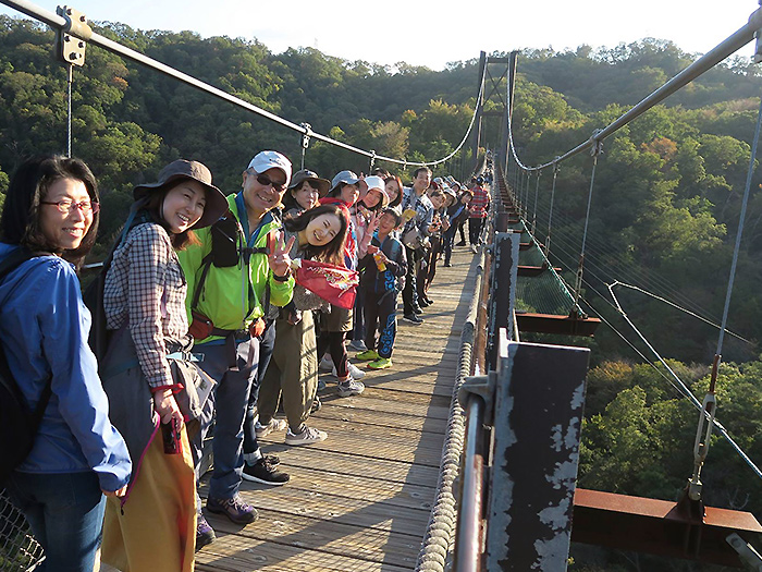 吊橋もみんなで渡れば怖くない。