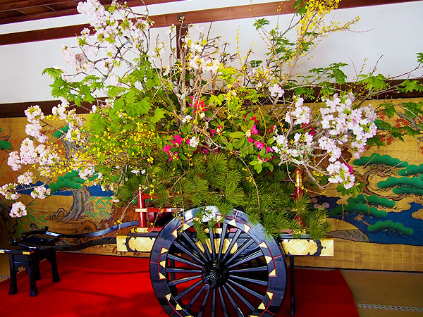 【大覚寺華道祭】春の花咲き誇る平安絵巻、嵯峨御流最大の祭典・華道祭へ～嵯峨野の奥深き隠れ寺・直指庵、大沢池に優美な龍頭鷁首舟が浮かぶ～