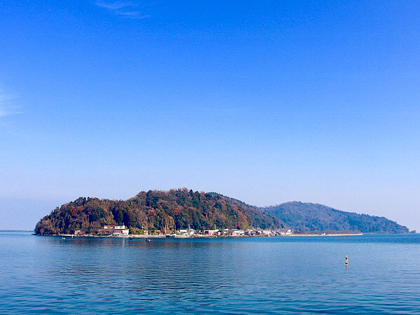【琵琶湖・沖島】日本唯一、湖上の町へ！ぐるっと一周☆神の島を貸切クルーズ～路地と三輪車の島暮らし、漁師町の郷土料理をいただく～