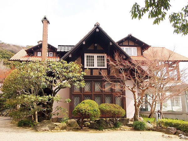 【大山崎】天王山に佇む英国式洋館「大山崎山荘」へ、眼下に広がる絶景パノラマ～関大明神、離宮八幡宮、睡蓮の池…風光明媚に惹かれた山荘と名刹めぐり～