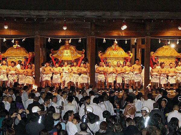 【山王祭】響き渡る神の陣痛、神輿を落として神の子誕生！日吉大社・天下の勇祭～大松明を担ぐ駕輿丁に同行、「宵宮落し神事」を桟敷席から堪能する～