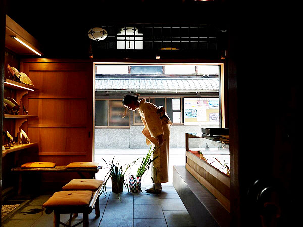 【端午の節句】女将がもてなす京の節句、老舗商家の暮らしと初夏の風物詩を訪ねて～軒菖蒲づくり、菖蒲酒に絶品ちまき、おくどさんの炊きたてご飯をいただく～