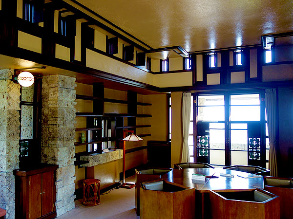 【芦屋】一から学ぶ芦屋モダニズム、建築史家と3つの名建築を拝見・座学付き～F.L.ライト異色の傑作、和と洋交じる大邸宅、コルビジェ弟子の公共建築まで～