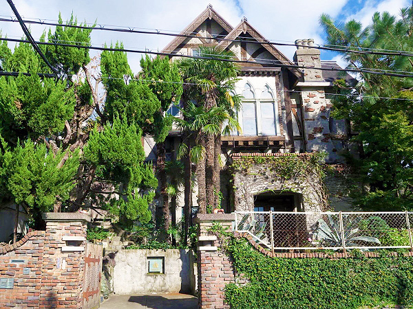 【工房チェリ】300年前の豪華客船の内装、英国チューダー様式の洋館を拝見～漆芸作家が憧れた夢、世界でも珍しい金唐革とステンドグラスの工房へ～