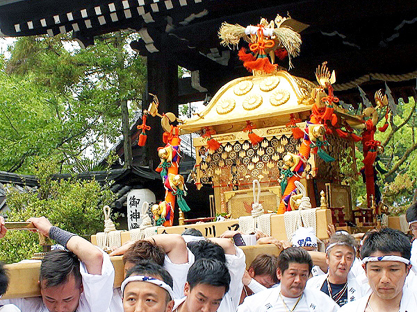 【御霊祭】3基の神輿が御所へ参内！神輿担ぎと、怨霊を鎮める祭を追う～皇室の産土神・御霊神社、天皇寄進の牛車、熱狂の差し上げを拝見～