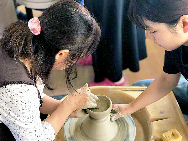 【清水焼】ロクロ使って釉薬選んで☆あなた好みのマイ清水焼づくり～新鋭の女性陶芸家がレクチャー、老舗の窯元めぐり付き～